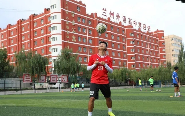 足球改变了我!19岁少年踢球进清华,学习足球两不误。